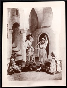 Dansende meisjes en muzikant, Noord-Afrika, ca. 1900 door Byron Company